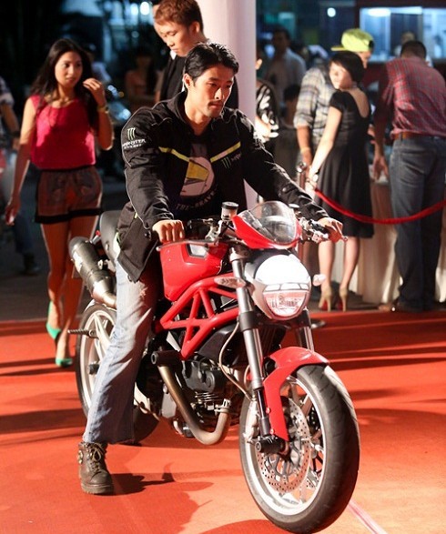 Johnny và Ducati Monster 1100 trên thảm đỏ năm 2010