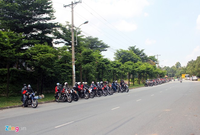 Trưa 15/8, tại một khu dân cư thuộc quận 9, TP. HCM, gần 200 chiếc xe thuộc câu lạc bộ CD Club đã xuất phát đi Đà Lạt.