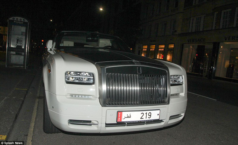 Rolls-Royce Ghost đeo biển Trung Đông đỗ trước cửa hàng Versace.
