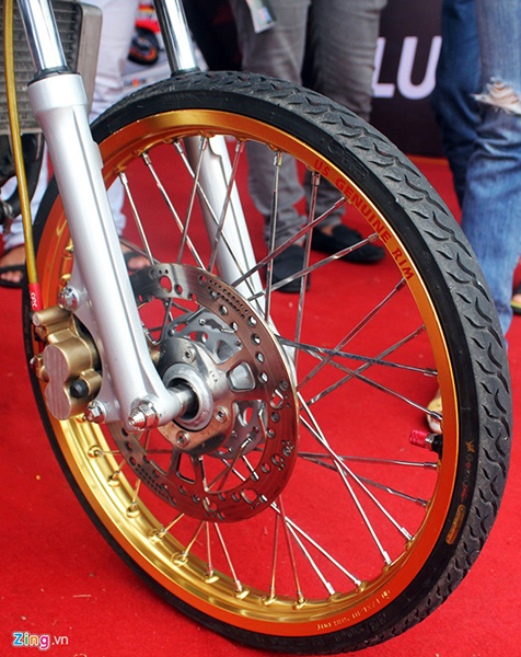 Những chiếc vành nhôm, lốp mỏng như lốp xe đạp nhằm giảm trọng lượng cho chiếc xe, khiến nó dễ dàng qua mặt đối thủ khi so kè tốc độ trên đoạn đường đua Drag 400m.