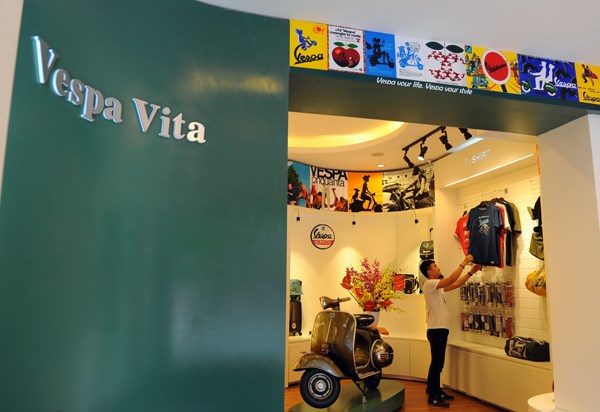 Nằm ở 66C Nguyễn Thái Học, không gian Vespa Vita chỉ vừa mới xuất hiện đã thu hút đông đảo dân mê xe máy vì thực tế đây là nơi đầu tiên đưa những đồ chơi chính hãng của Vespa về Việt Nam.