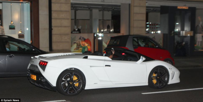 Siêu xe Lamborghini mui trần màu trắng muốt.