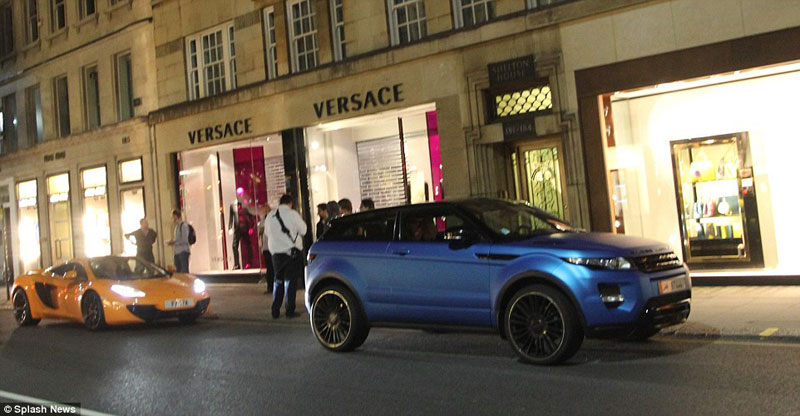 Cặp đôi Range Rover màu xanh mờ và McLaren 12C cam rực rỡ nối đuôi nhau trên phố.