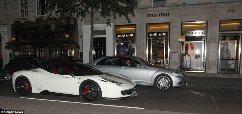 Ferrari màu trắng thu hút sự chú ý trên phố.