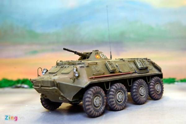 BTR-60 là loại xe bọc thép chở quân được Liên Xô viện trợ cho VN từ những thập niên 70 nhằm thay thế cho loại xe bọc thép đa nhiệm BTR52. Tháp pháo của BTR-60 được trang bị một đại liên KVPT 14,5 mm với cơ số đạn khoảng 500 viên. BTR-60 sử dụng 2 động cơ GAZ-40P cho công suất tổng cộng 180 mã lực giúp xe đạt tốc độ tối đa 80 km/h trên đường bằng với dự trữ hành trình 600 km. Khi lội nước đạt tốc độ khoảng 10 km/h nhờ hai hệ thống đạp nước chuyên dụng sau đuôi. Đây được đánh giá là một mô hình đẹp với phần nội thất trong xe, cửa mở cho phần tháp pháo và 2 cửa mở trên nóc xe cho bộ binh. Màu sơn được tái tạo theo màu thời gian từ những thập niên 70 với quân hiệu của lực lượng tăng thiết giáp. Phần truyền động 8 bánh được cho là rất dễ cong vênh trong khi thực hiện mô hình .