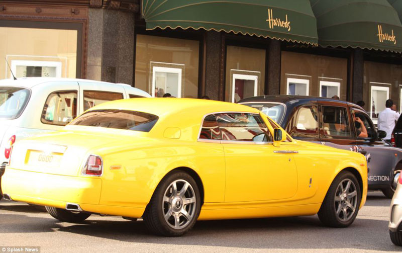 Rolls-Royce “nổi bần bật”.