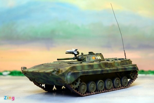 BMP-1 là xe chiến đấu bộ binh thế hệ thứ nhất do Liên Xô phát triển và chế tạo từ những năm 1960, chính thức trang bị năm 1966. Hỏa lực của BMP-1 khá mạnh với pháo nòng trơn 73 mm 2A28, cơ số đạn 40 viên và bệ phóng 9S428 cho tên lửa chống tăng có điều khiển 9M14 Malyutka, cơ số đạn 5 viên cùng một khẩu súng máy đồng trục 7,62mm PKT, cơ số đạn 2.000 viên. Mô hình được trang bị với xích rời, tháp pháo, cửa xe khá chi tiết, được chế thêm phần an ten liên lạc vô tuyến. Mô hình xe BMP1 được sơn theo màu ngụy trang của lực lượng Hải quân đánh bộ.