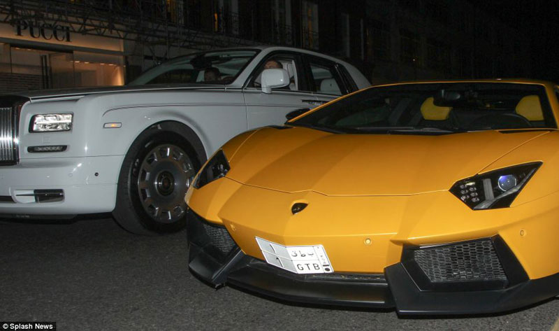 Cặp đôi Rolls-Royce Ghost và siêu xe Lamborghini Aventador “sánh vai”.
