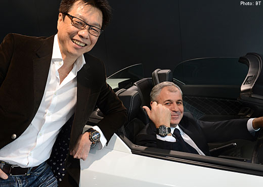 Cuối cùng là ông chủ của Lamborghini Singapore cùng đồng nghiệp đeo hai chiếc delaCour - mỗi chiếc có giá khoảng gần 800 triệu đồng - tạo dáng bên chiếc Lamborghini trắng.