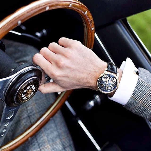Jaguar E-Type cổ điển kết hợp ăn ý với mẫu đồng hồ Arnold & Son TB88 sang trọng. Sở hữu đầy đủ những gì mà một chiếc đồng hồ trong mơ cần có: thiết kế skeleton, dây da, phiên bản vàng hồng, không có gì đáng ngạc nhiên khi giá của sản phẩm lên tới hơn 1 tỉ đồng.