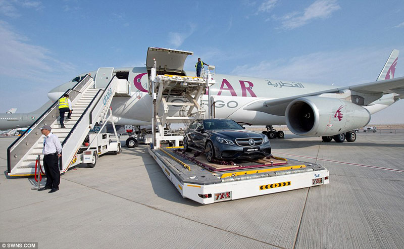 Qatar Airways là một trong những hãng hàng không cung cấp dịch vụ vận chuyển xe sang đến London.