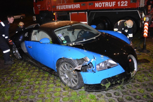 Theo ước tính của Axa, chi phí để sửa chữa siêu xe Veyron màu xanh đen này rơi vào khoảng 800.000 - 900.000 USD. Mặc dù những hư hỏng nhìn thấy đều ở ngoại thất của xe, nhưng không loại trừ khả năng động cơ và hộp số của siêu xe này cũng đã bị phá hủy.