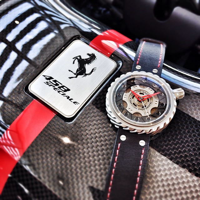 Cũng là một trong những ý tưởng thiết kế độc đáo, Giuliano Mazzuoli Trasmissione Maccanica với vẻ ngoài xù xì lấy cảm hứng từ những bộ phận máy móc của xe hơi đồng hành với siêu xe Ferrari. Chiếc đồng hồ có mức giá khoảng 136 triệu đồng.