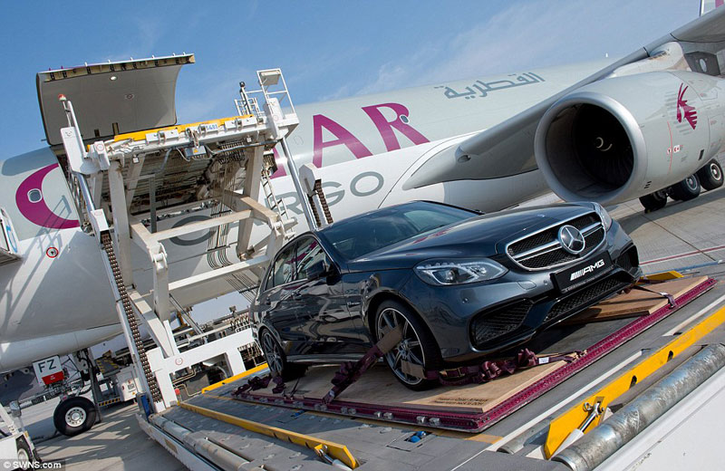 Những chiếc xe sang được vận chuyển bằng máy bay Airbus A330 của hãng hàng không Qatar Airways.