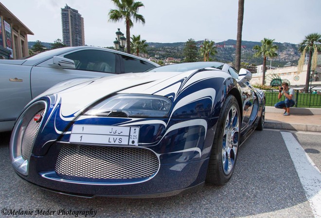 Bugatti Veyron L&apos;Or Blanc là sản phẩm hợp tác giữa Bugatti và công ty Königliche Porzellan-Manufaktur Berlin của Đức, chuyên về sản xuất các sản phẩm gốm sứ.