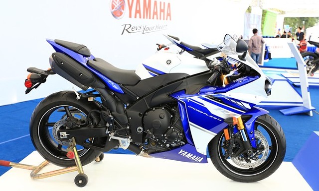 Yamaha R1 với động cơ 4 thì, dung tích 998cc, hộp số 6 cấp, sản sinh công suất tối đa 182 mã lực, mô-men xoắn cực đại 114.5 Nm