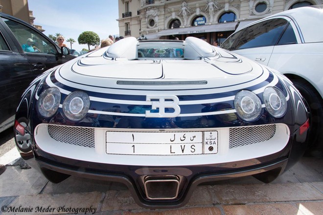 Đặc điểm bên ngoài của siêu xe triệu đô này rất dễ nhận biết với hai tông màu trắng và xanh dương, được phát triển dựa trên siêu xe Bugatti Veyron Grand Sport. Ngoại thất và nội thất của xe được dụng nhiều chi tiết làm từ gốm, sứ.