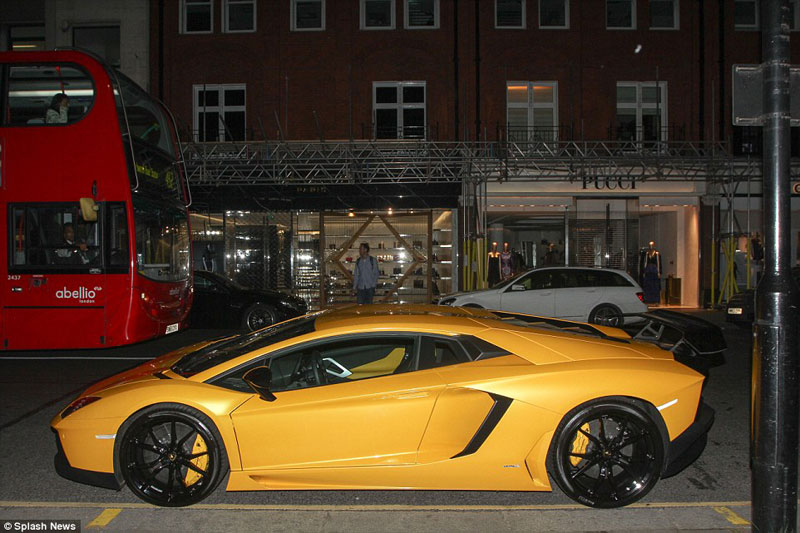Siêu xe Lamborghini nổi bật của đại gia Trung Đông trên đường phố London.