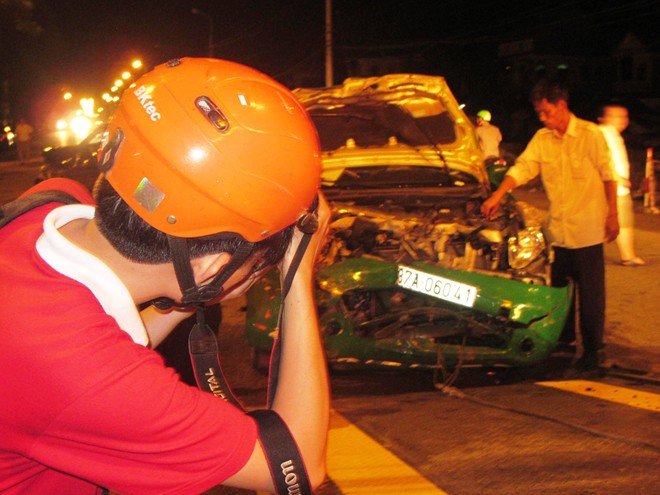 Ngay sau đó nạn nhân lái xe taxi được người dân lập tức gọi xe đưa đi cấp cứu ở bệnh viện đa khoa Nghệ An trong tình trạng nguy kịch. Còn tài xế xe 4 chỗ xuống tháo biển số xe, rời khỏi hiện trường tai nạn.