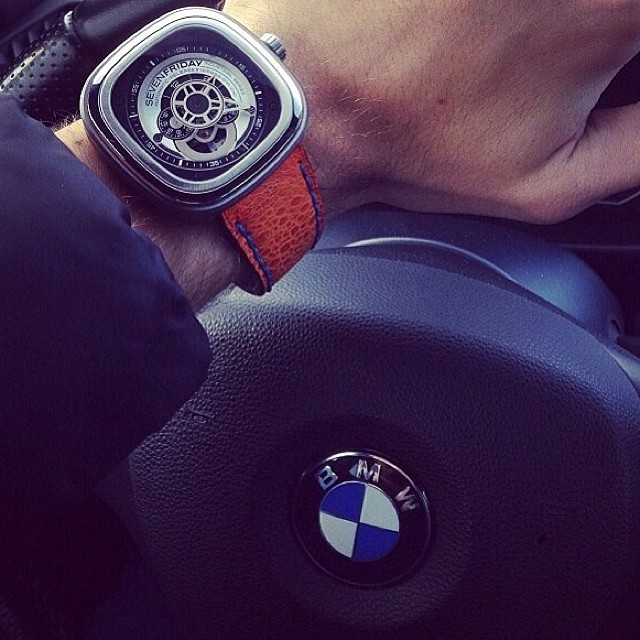 Sự kết hợp hoàn hảo giữa BMW và chiếc đồng hồ SevenFriday P1 khi cả hai cùng mang nét khoẻ khoắn, bóng bẩy. Được xem như “ little toy” mới của giới thượng lưu, SevenFriday nổi bật lên với thiết kế Skeleton và lớp vỏ thép không gỉ. Theo định giá của Frost of London, chiếc đồng hồ này có giá khoảng 30 triệu đồng.