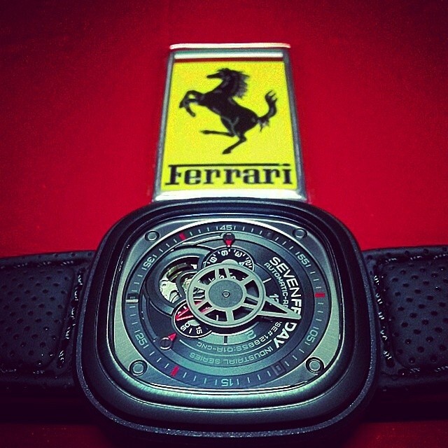 Vẫn là SevenFriday nhưng chiếc đồng hồ P3-1 mạnh mẽ hoàn toàn chế ngự trên chiếc xe Ferrari lừng danh. Mẫu đồng hồ vuông độc đáo mạnh mẽ với tông đen điểm đỏ và cũng cùng khoảng giá 30 triệu đồng.