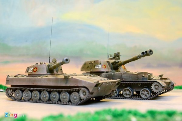 2S1 Gvosdika và 2S3, hai trong số hàng chục loại phương tiện chiến đấu khiến ai nhìn thấy cũng muốn được tặng mang về bày trong nhà.