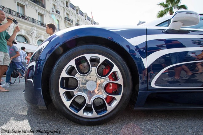 Bugatti Veyron L&apos;Or Blanc vẫn được trang bị động cơ tương tự như phiên bản Grand Sport tiêu chuẩn. &quot;Trái tim&quot; của xe là động cơ W16 dung tích 8.0 lít, công suất 1.001 mã lực, cho khả năng tăng tốc từ 0-100 km/h trong 2,5 giây, trước khi đạt tốc độ tối đa 407 km/h.