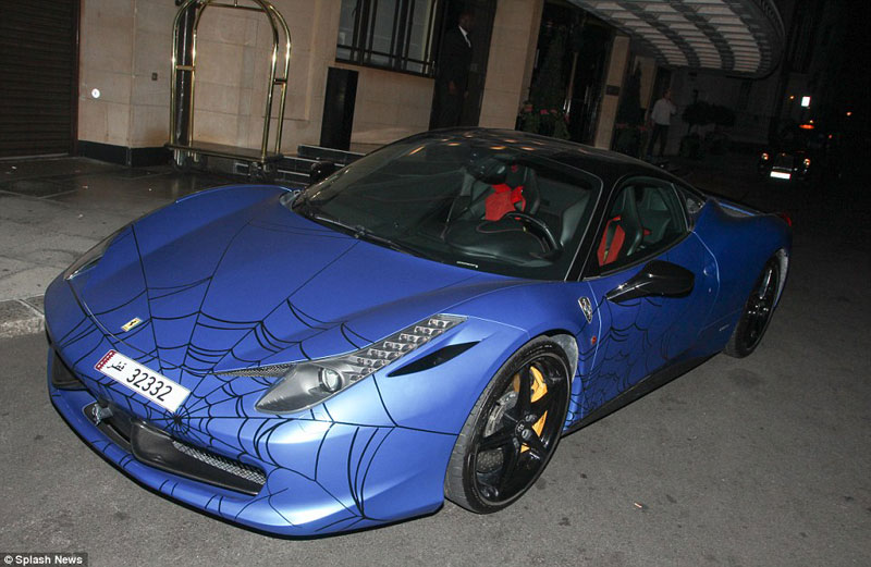 Chiếc siêu xe Ferrari 459 Italia màu xanh với những họa tiết mạng nhện của một đại gia Qatar xuất hiện trên phố Sloane, London.