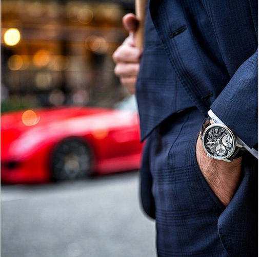 Siêu phẩm Ferrari 599, tuyệt tác Arnold&Son TB88 đi cùng bộ veston lịch lãm – set đồ ”chuẩn men” của các quý ông thành đạt. Đạt đến đỉnh cao trong nghệ thuật chế tác, mẫu đồng hồ TB88 sẽ là thứ vũ khí lợi hại trong trận chiến về đẳng cấp. Theo sự định giá của Frost of London, Arnold&Son TB88 lên đến hơn 1 tỉ đồng.