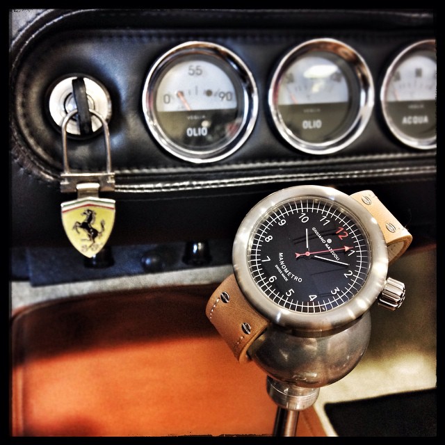 Chiếc đồng hồ Giuliano Mazzuoli Manometro xuất hiện phủi bụi trên nền nội thất Ferrari. Kích thước đúng xu hướng oversize 45.2mm, mặt tròn cổ điển, thiết kế “lugless” cùng nút crown ở vị trí 2h tiện dụng. Giá của chiếc đồng hồ vào tầm 90 triệu đồng.