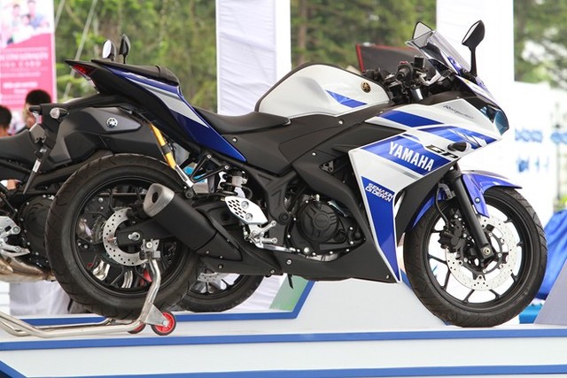 Yamaha R25 với động cơ 4 thì, dung tích 249cc, hộp số 6 cấp, sản sinh công suất tối đa 36 mã lực, mô-men xoắn cực đại 22,6 Nm