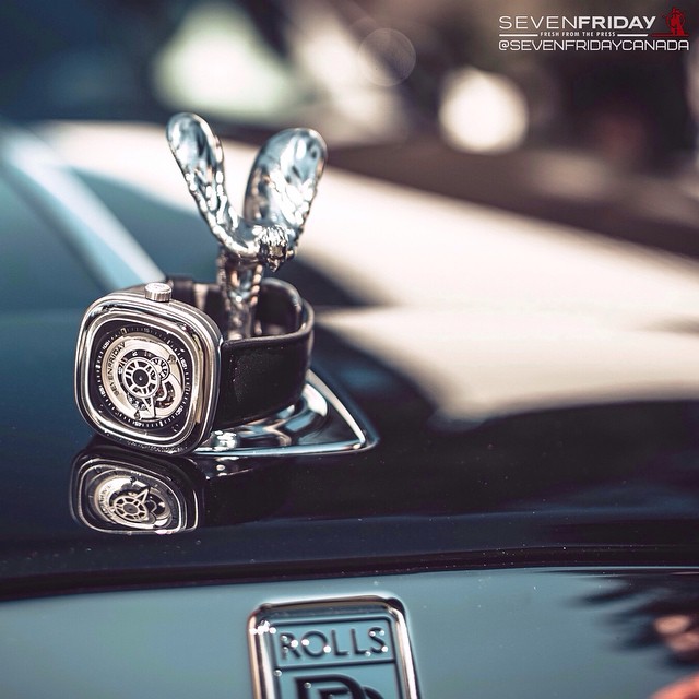 Sự kết hợp giữa xe Rolls Royce quý tộc và chiếc đồng hồ SevenFriday P1-1 thời thượng này đã nhận được không ít lời khen từ cộng đồng mạng. Lớp vỏ thép không gỉ cơ bản với màu sáng bạc trở nên đồng điệu với biểu tượng huyền thoại của Rolls Royce - Spirit of Ecstasy.