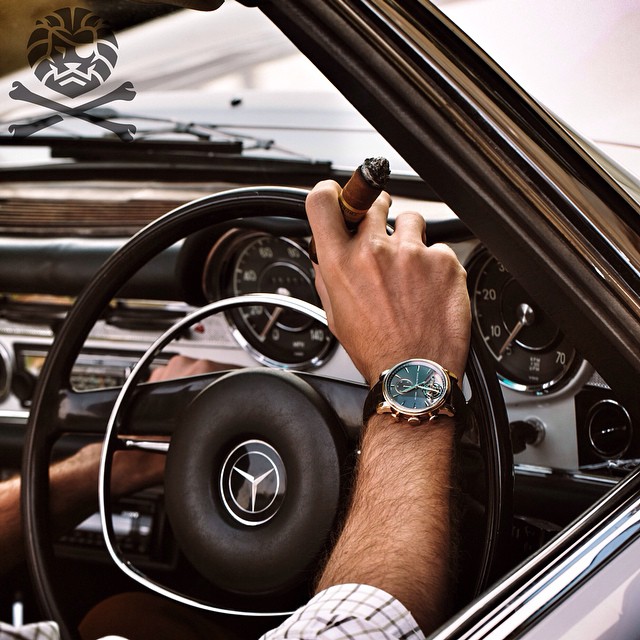 Arnold & Son TEC1 với kiểu dáng oversize 45mm, chế tác từ vàng hồng, cộng thêm việc trang bị cỗ máy Tourbillon đã giúp mẫu đồng hồ này đạt tới độ hoàn hảo gần như tuyệt đối. Thiết kế toát lên vẻ quý tộc khi kết hợp cùng chiếc xe Mercedes cổ điển.