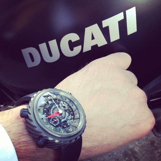 Tiếp tục là một quý ông đam mê tốc độ khi kết hợp chiếc đồng hồ Giuliano Mazzuoli Trasmissione Mecanica Chronograph, với case độc đáo được thiết kế giống như phần động cơ của một chiếc motor, cùng với chiếc xe Ducati của mình. Được biết giá của chiếc đồng hồ rơi vào khoảng 130 triệu đồng.