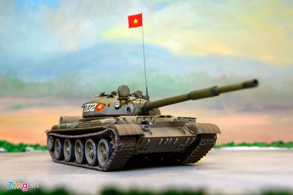 Xe tăng T-62 là loại tăng chủ lực hiện đại nhất trong trang bị của Quân đội Việt Nam đến thời điểm hiện nay. T-62 trang bị pháo nòng trơn 2A20 cỡ 115 mm đạt tốc độ bắn 3-5 phát/phút. Tháp pháo T-62 có một súng máy đồng trục 7,62 mm và một súng máy phòng không hạng nặng 12,7 mm do pháo thủ điều khiển. Xe tăng T-62 trang bị động cơ diesel V-55 công suất 580 mã lực cho phép đạt tốc độ trên đường bằng 40-50 km/h. Xe có khả năng lội nước sâu 5m với việc lắp thêm thiết bị thông khí và thải khói.