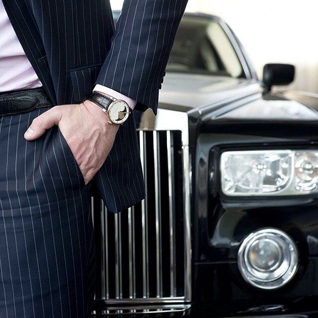 Bên chiếc xe Rolls Royce hầm hố, Arnold&Son Perpetual Moon - thiết kế tuyệt mĩ này đã được ưu ái phong danh hiệu đồng hồ mặt trăng đẹp nhất 2013, lại thể hiện ra  nét sang trọng, quý phái và cũng không kém vẻ nam tính. Để có thể sở hữu mẫu đồng hồ này, cái giá phải bỏ ra không hề nhỏ, ước tính xấp xỉ 1 tỉ đồng.