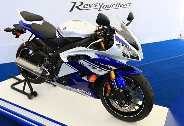 Yamaha YZF-R6 sử dụng động cơ 4 thì, dung tích 599cc, sản sinh công suất tối đa 122 mã lực, mô-men xoắn cực đại 64.3 Nm. Hộp số 6 cấp