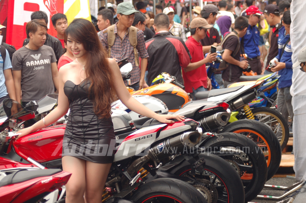 Rất đông bạn trẻ tham dự ngày hội môtô phân phối 2014