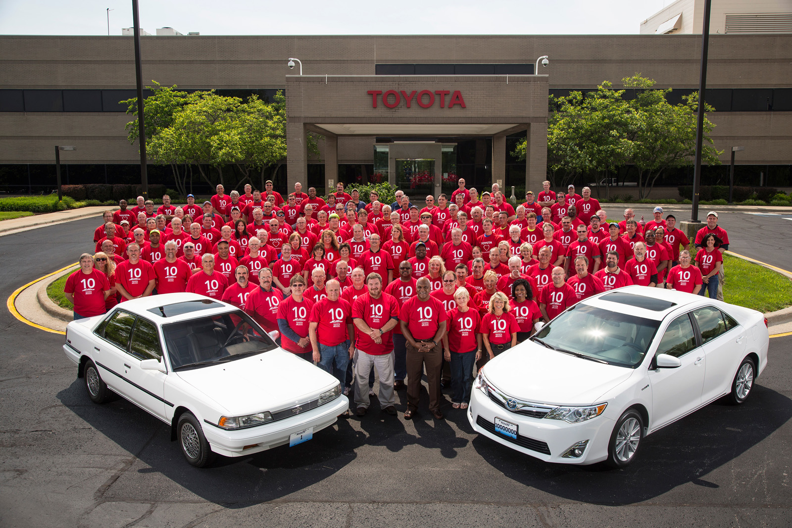 Nhân viên nhà máy Toyota Kentucky bên cạnh hai chiếc Camry đầu tiên và chiếc thứ 10 triệu