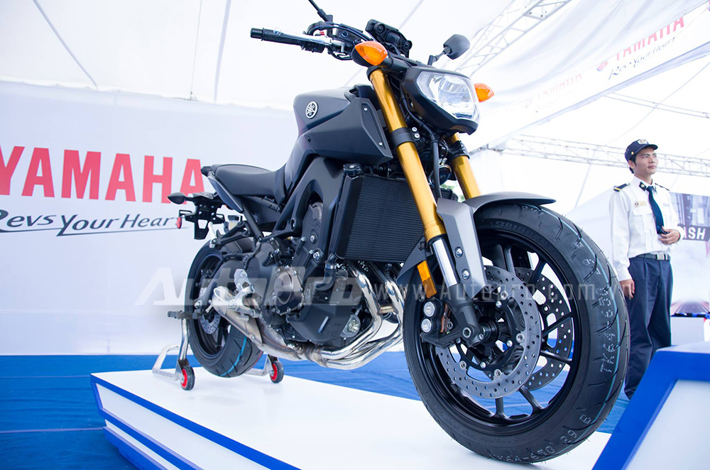 Yamaha MT-09 vừa được Yamaha ra mắt trong năm nay. Xe mang thiết kế naked bike hoàn toàn mới, với tư thế ngồi thẳng lưng, thoải mái và tiện lợi cho việc di chuyển những nơi đông đúc.
