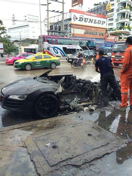 Siêu xe Audi R8 hư hỏng nặng sau khi bắt lửa ở khoang động cơ.