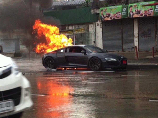 Trong khi đó, ở châu Á, nơi cách xa Rumani cả chục ngàn kilomet, siêu xe Audi R8 cũng gặp một tai nạn trớ trêu. Siêu xe trang bị động cơ V10 đã bốc cháy dữ dội ở khoang động cơ. Đám cháy xảy ra trong một ngày mưa tại Băng Kok, Thái Lan. Cơn mưa nhỏ cũng không thể cứu chiếc xe khỏi cảnh cháy rụi.