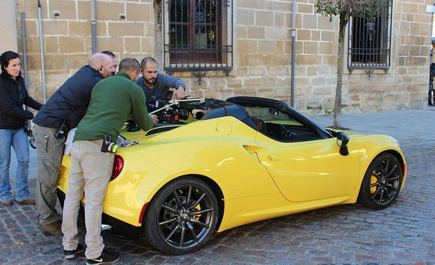 Chiếc Alfa Romeo 4C Spider phiên bản sản xuất màu vàng bị bắt gặp tại Tây Ban Nha.