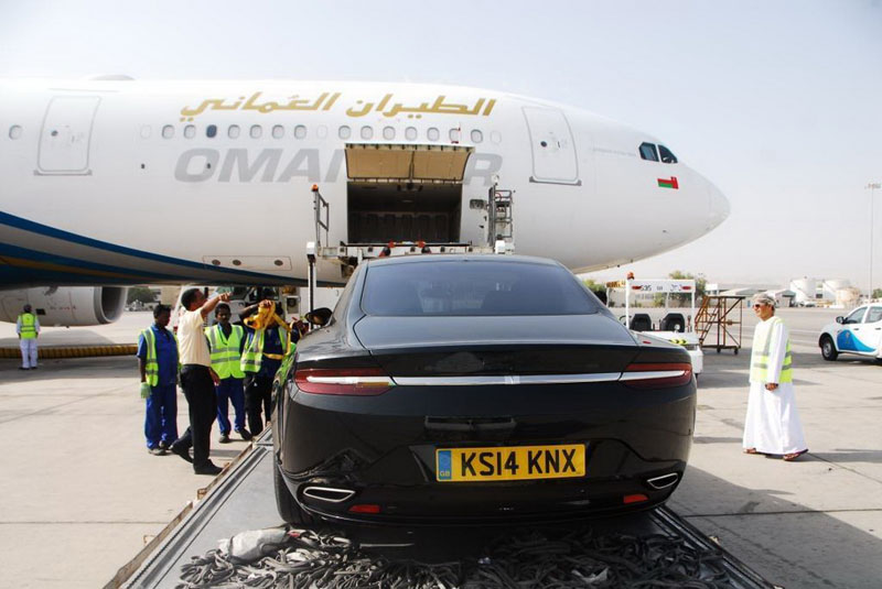 Aston Martin Lagonda được chuyển đến Oman bằng máy bay.