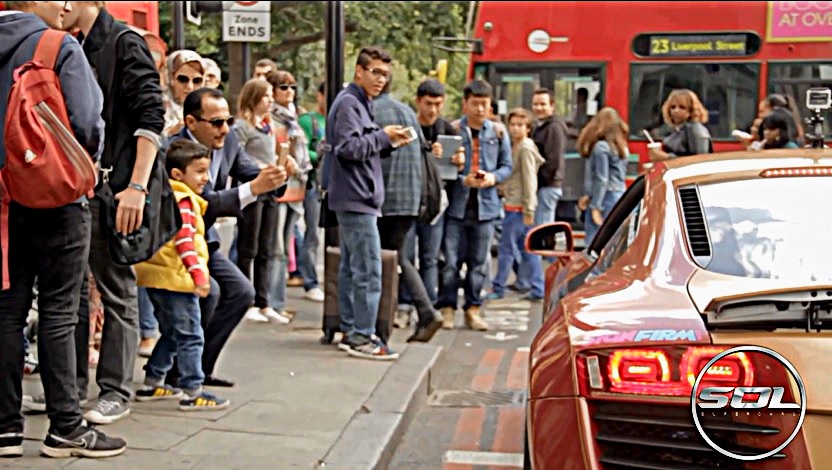 Nhiều người chụp ảnh chiếc Audi R8 phong cách Iron Man.
