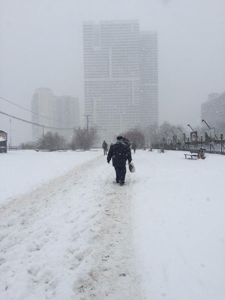 Người dân Moscow được khuyên nên đi bộ trong tình hình bão tuyết.