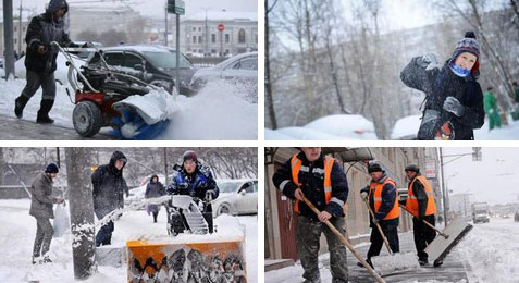 Người dân và lực lượng chức năng cùng nhau dọn tuyết trên đường phố.