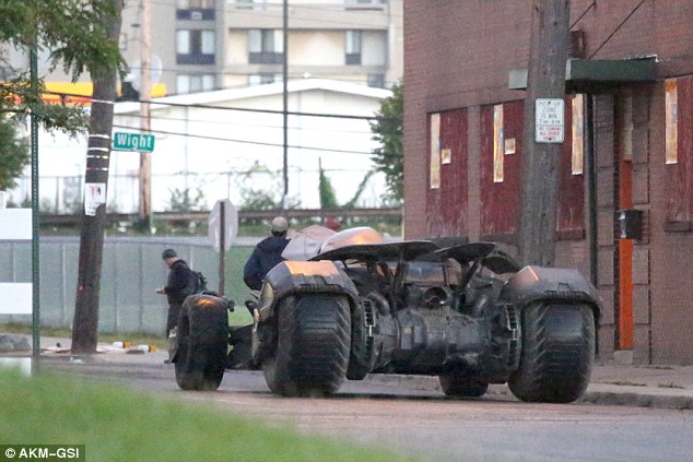 Batmobile xuất hiện trên đường phố Detroit sau tin đồn mất tích.