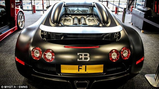 Biển số F1 gắn trên siêu xe Bugatti Veyron.