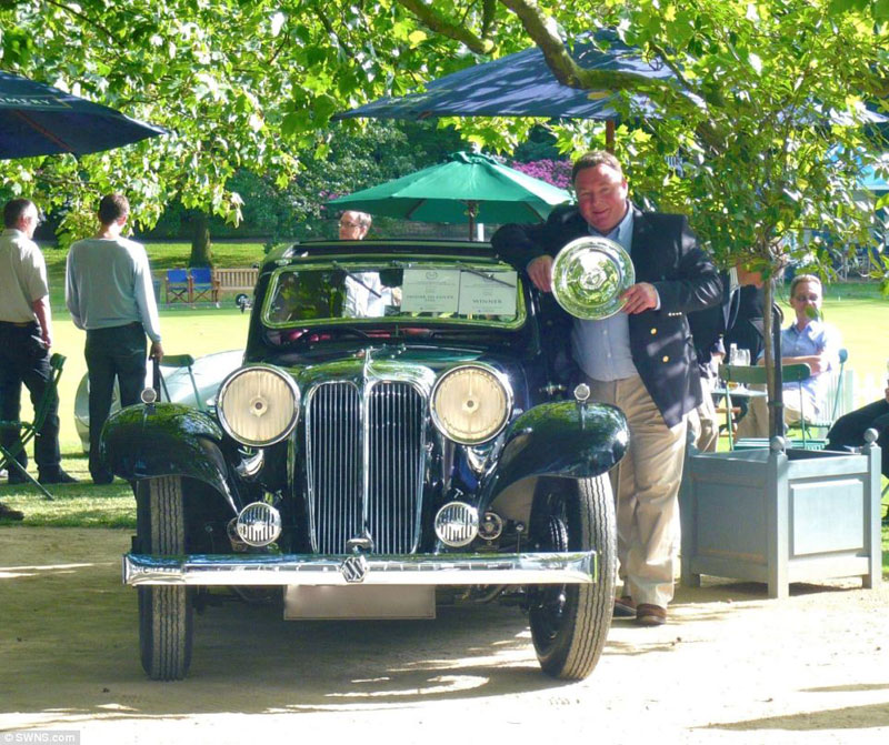 Ông Hull chụp ảnh bên một chiếc Bentley cổ.